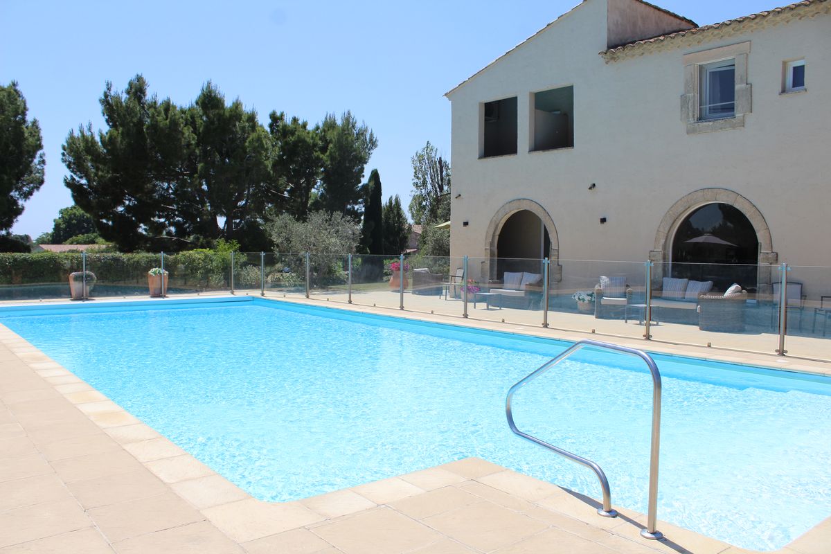 Val Baussenc hotel. La pause au pied des Alpilles dans la piscine chauffée, entourée d'un écrin provençal, peuplé d'oliviers et de cyprès.
Ou dans l'espace détente fitness sauna...